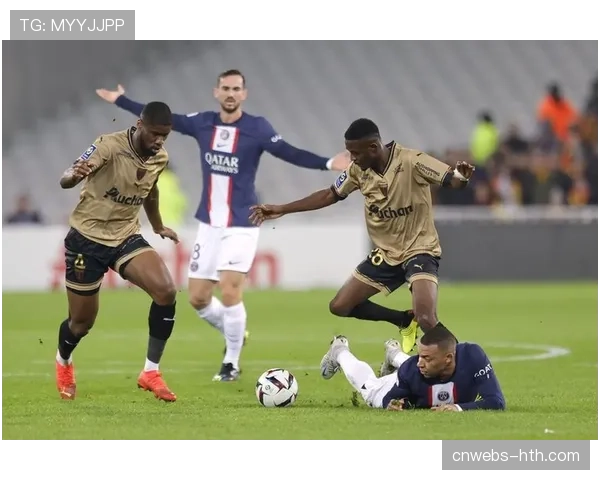 巴黎圣日耳曼赛季首败暴露隐患,欧冠后联赛状态波动