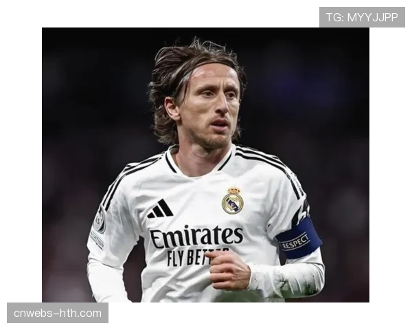 终场哨响，克罗地亚老将莫德里奇跪地掩面